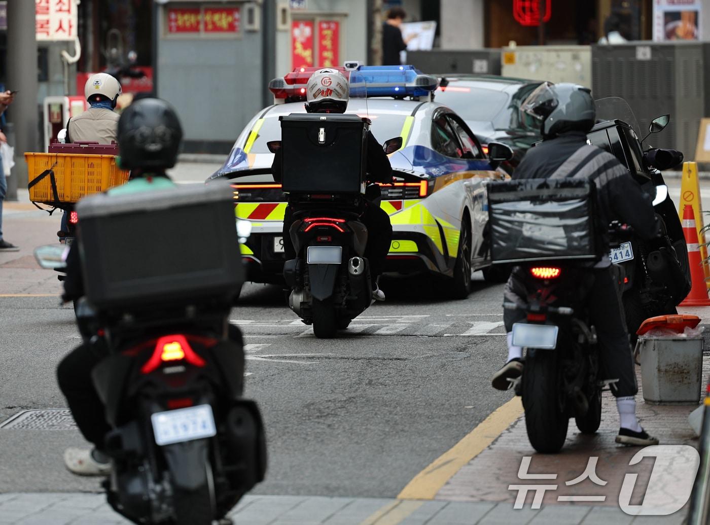 본문 이미지 - 서울 시내에서 라이더들이 음식을 배달을 하고 있다. &#40;사진은 기사와 무관&#41; ⓒ News1 구윤성 기자
