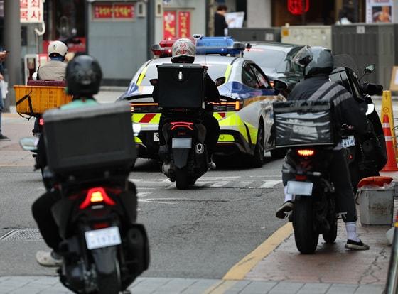 본문 이미지 - 배달 라이더들이 음식을 배달을 하고 있다.  2024.10.13/뉴스1 ⓒ News1 구윤성 기자