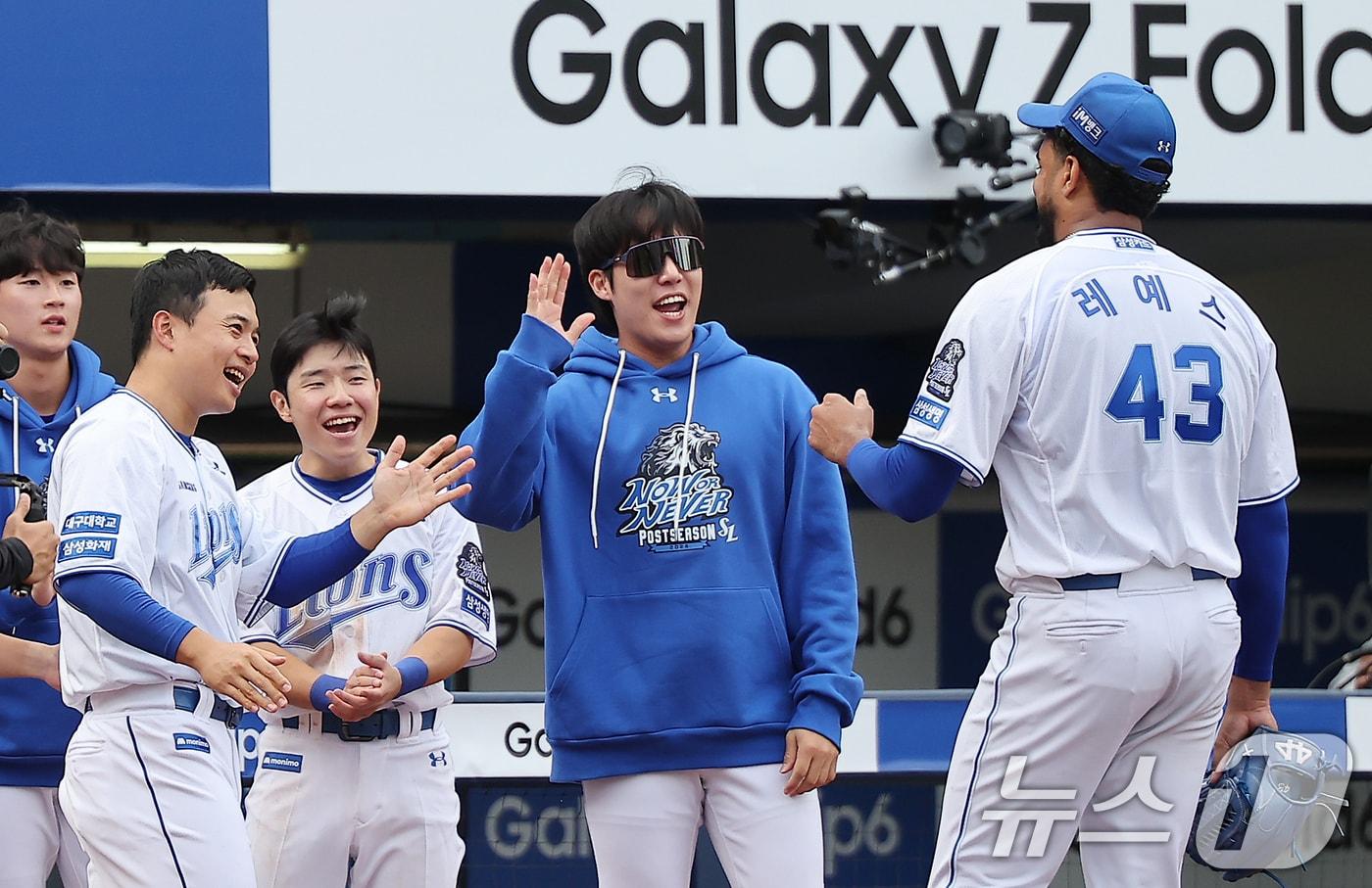 13일 오후 대구 삼성라이온즈파크에서 열린 프로야구 '2024 신한 SOL 뱅크 KBO 포스트시즌' 플레이오프 1차전 LG 트윈스와 삼성 라이온즈의 경기, 삼성 선발 레예스가 7회초 2사 1,2루 상황에서 교체되며 원태인, 김헌곤의 축하를 받고 있다. 2024.10.13/뉴스1 ⓒ News1 김진환 기자