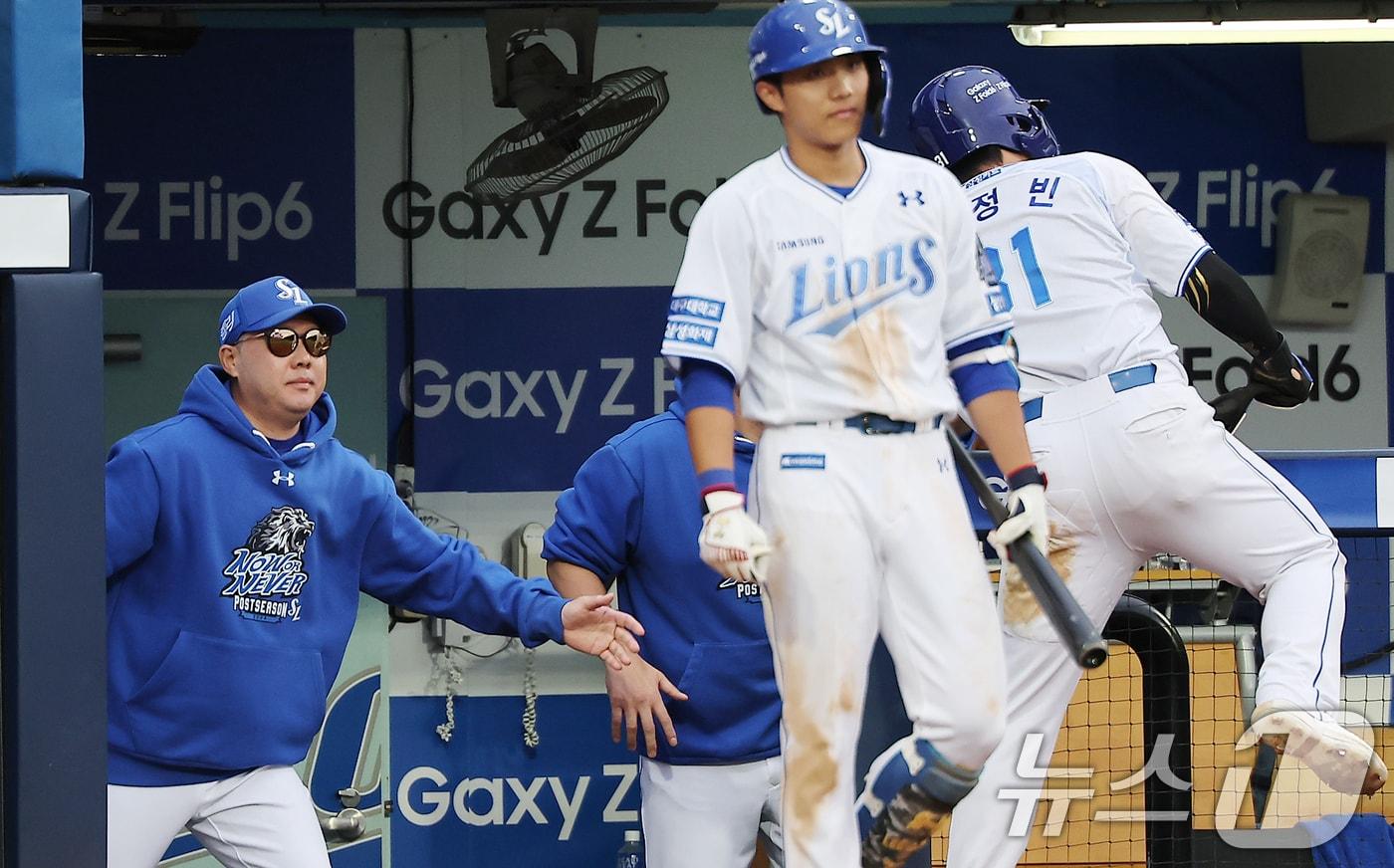 본문 이미지 - 13일 오후 대구 삼성라이온즈파크에서 열린 프로야구 '2024 신한 SOL 뱅크 KBO 포스트시즌' 플레이오프 1차전 LG 트윈스와 삼성 라이온즈의 경기, 삼성 박진만 감독이 8회말 2사 만루에서 LG 김대현의 폭투로 득점에 성공한 윤정빈과 하이파이브를 하고 있다. 2024.10.13/뉴스1 ⓒ News1 김진환 기자