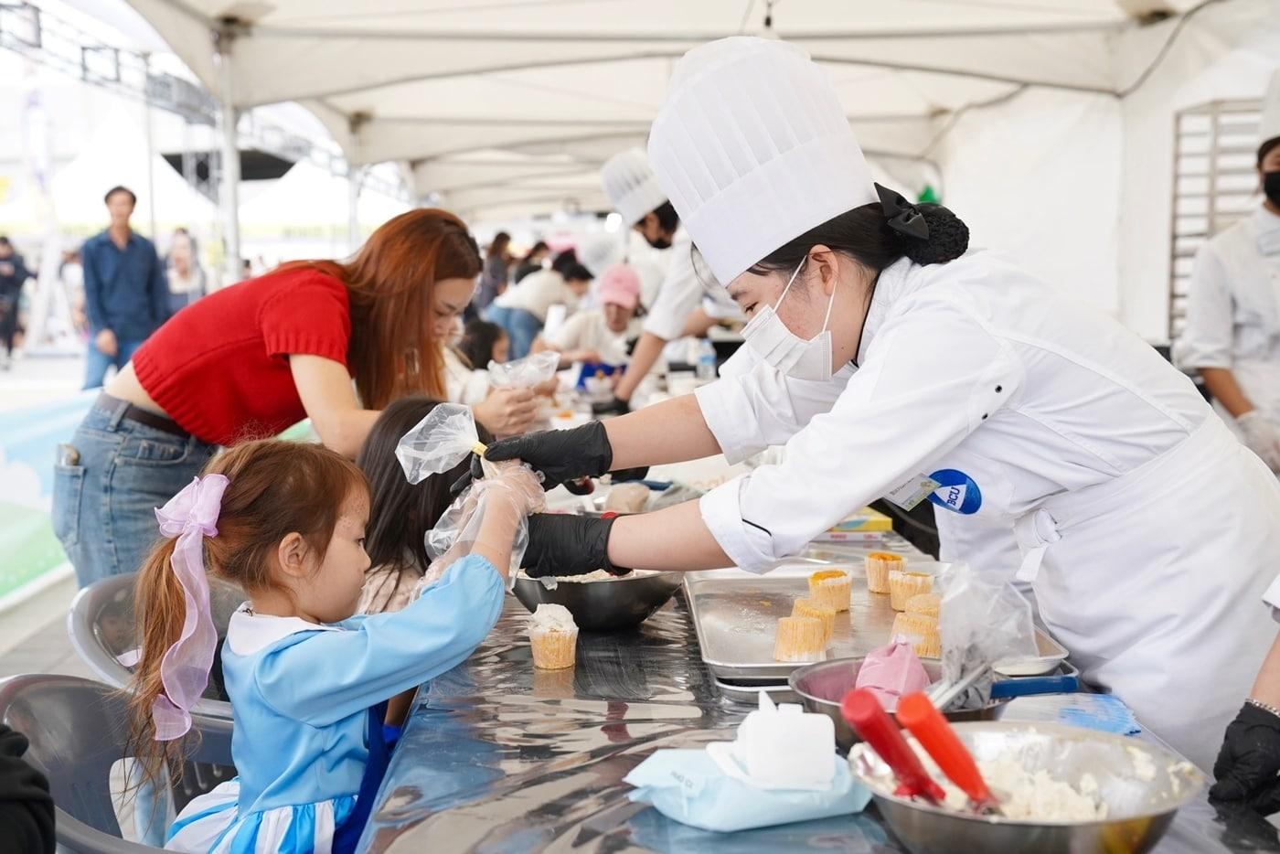 본문 이미지 - 12일부터 이틀간 천안종합운동장에서 열린 '2024빵빵데이 천안'에 참가한 어린이가 체험활동을 하고 있다.(천안시청 제공)