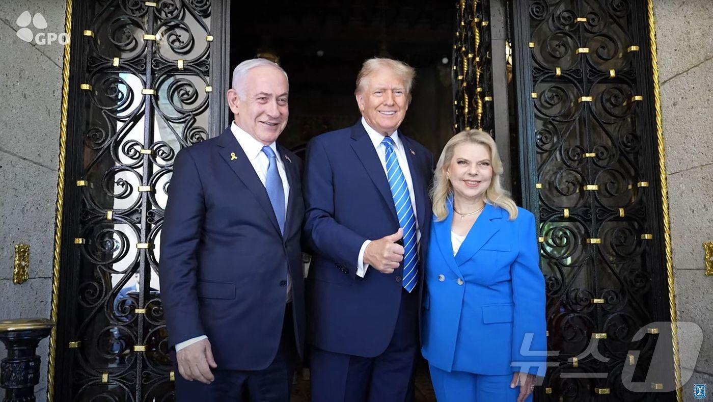 본문 이미지 - 미국 플로리다주 웨스트 팜비치에 위치한 도널드 트럼프 전 대통령의 저택, 마러라고에 베냐민 네타냐후 부부가 방문해 기념 촬영을 하고 있다. 2024.07.26/ ⓒ AFP=뉴스1 ⓒ News1 권진영 기자