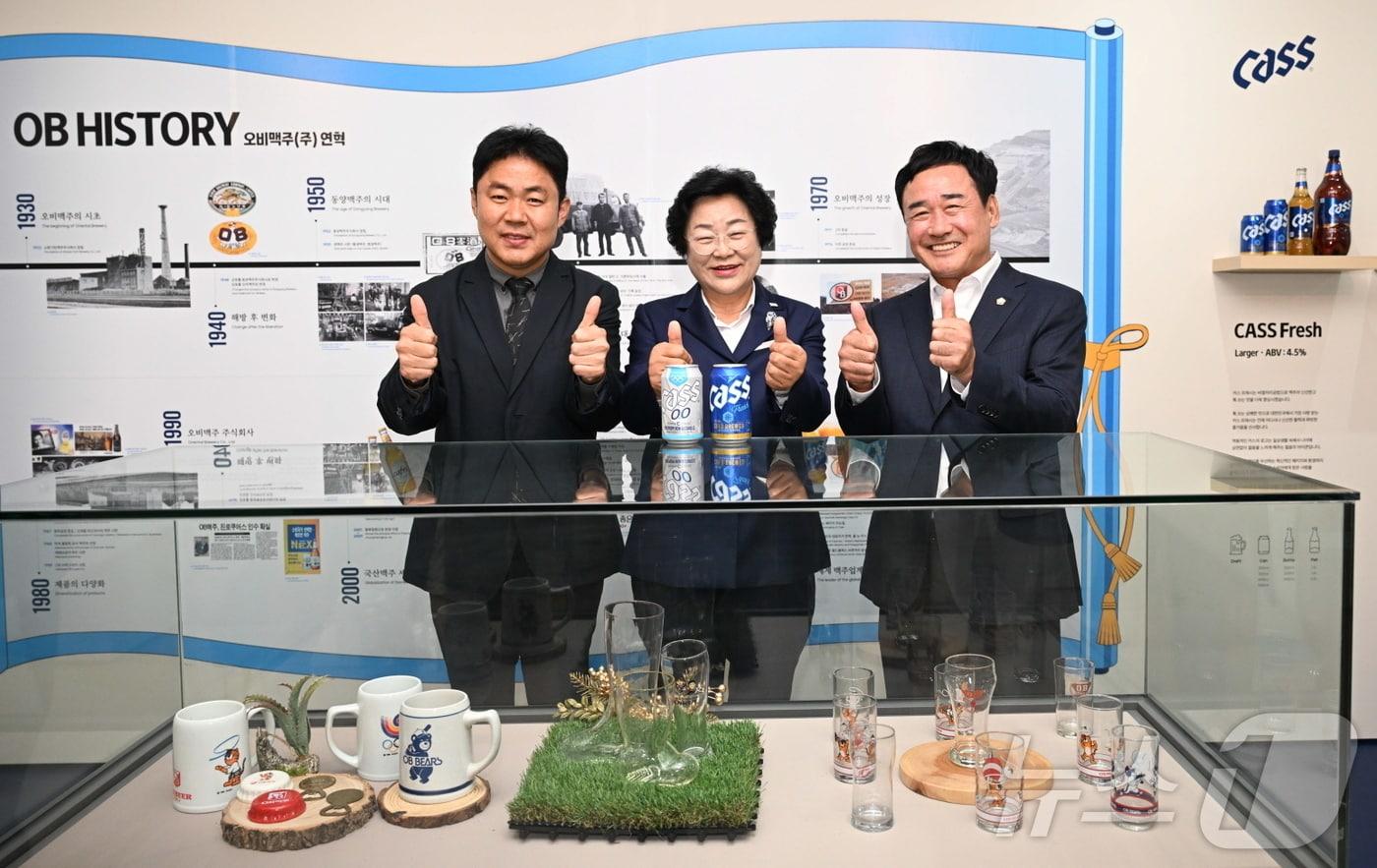 왼쪽부터 오비맥주 이천공장 김두영 공장장, 김경희 이천시장, 이천시의회 박명서 의장 이천 기업열전 전시 '오비맥주 연대기' 개막식에 참석해 기념사진을 찍고 있다.(오비맥주 제공)