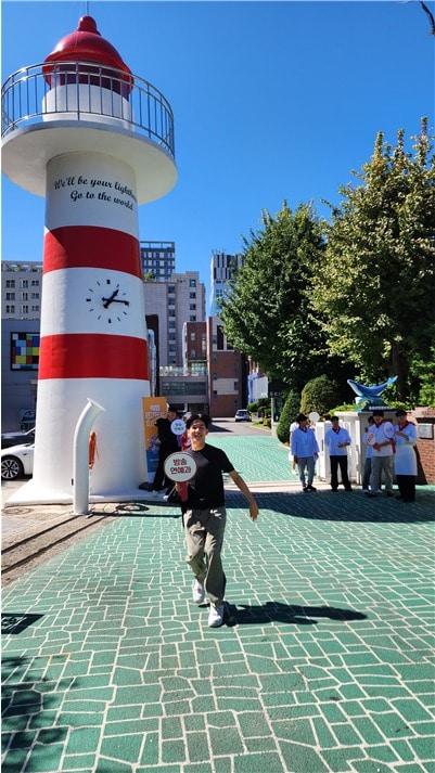 본문 이미지 - 등대가 있는 종로산업정보학교 교문 / 사진=종로산업정보학교 제공