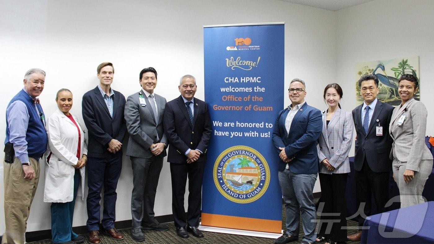 할리우드 차병원 제이미 유 대표(왼쪽에서 네 번째), 아서 산 어거스틴(Arthur U. San Agustin) 괌 정부 보건 특별보좌관(왼쪽에서 다섯 번째)이 할리우드 차병원에서 기념사진을 찍고 있다.(차헬스케어 제공)/뉴스1 ⓒ News1