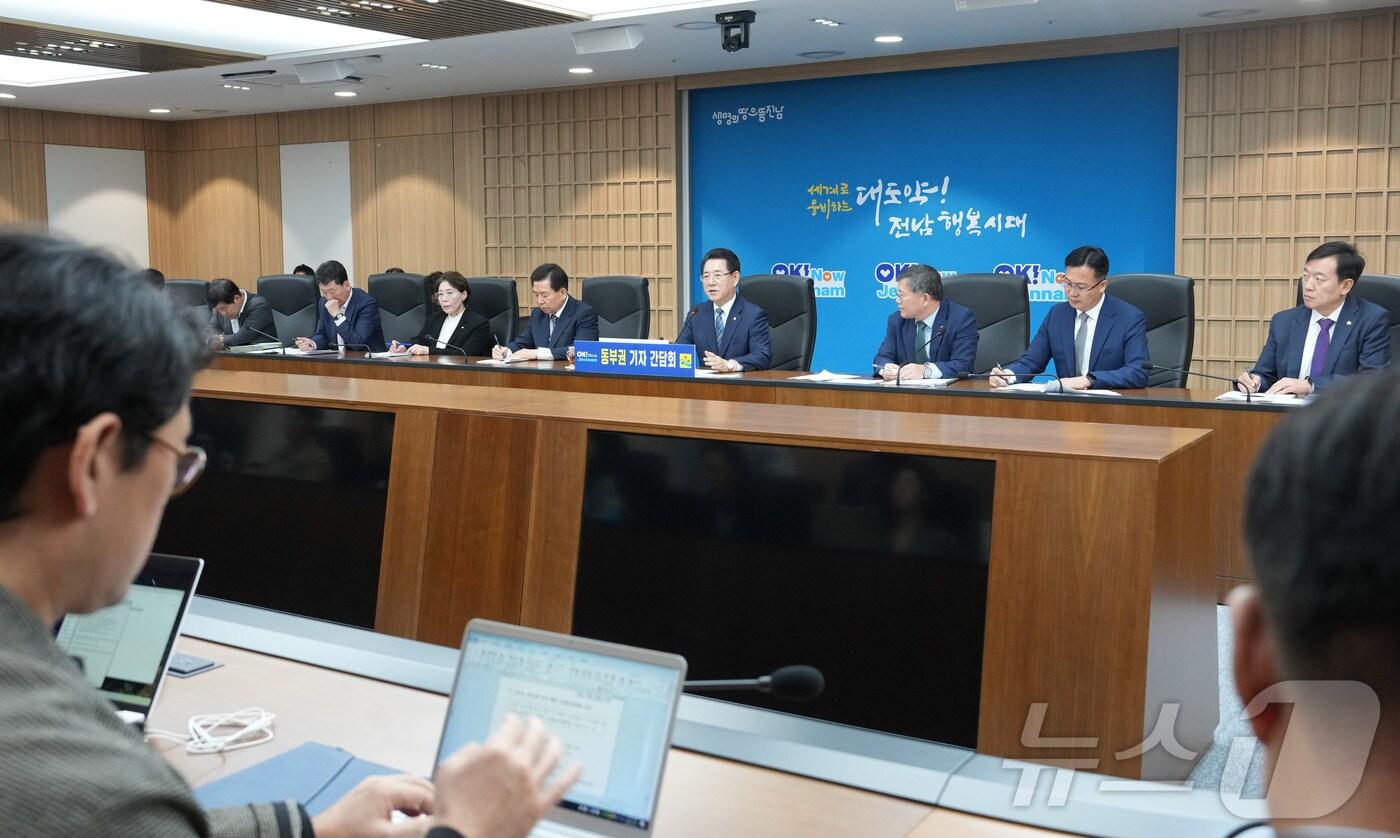 김영록 전라남도지사가 14일 전라남도 동부청사에서 기자간담회를 갖고 도정 주요 현안에 대해 브리핑하고 있다.(전남도 제공) 2024.10.14/뉴스1 