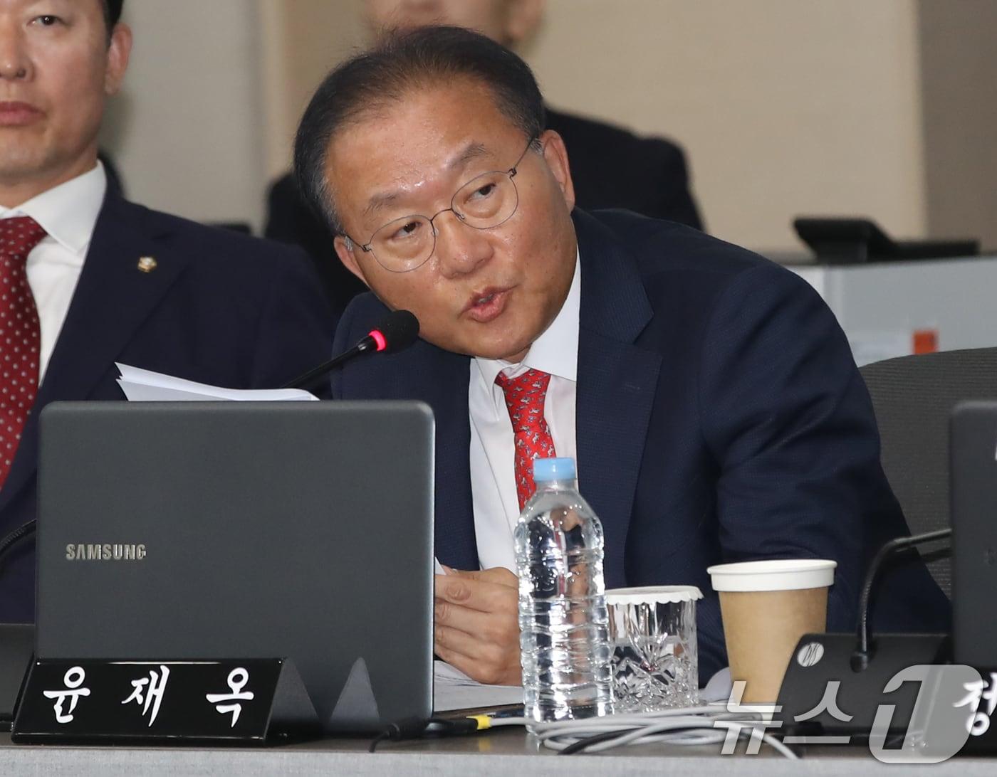 본문 이미지 - 윤재옥 국민의힘 의원이 14일 최근 3년간 발생한 주요 시설물 붕괴사고 가운데 다수가 사고 직전까지 ‘정상 판정’을 받은 것으로 드러나 시설물 안전관리 제도의 실효성이 도마에 올랐다.고 설명하고 있다. 2024.10.14/뉴스1 ⓒ News1 윤일지 기자