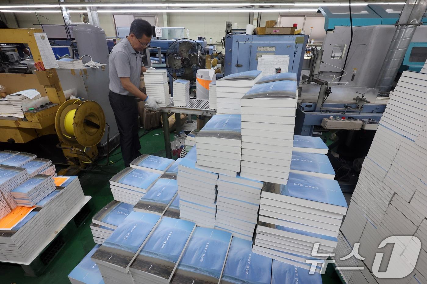 본문 이미지 - 주요 온라인·오프라인 서점에서 노벨문학상 수상 작가 한강의 책 판매량이 계속 급증하고 있는 가운데 14일 오전 경기도 파주시의 한 제본업체에서 관계자들이 제주 4.3 사건을 다룬 한강의 소설 '작별하지 않는다' 제본 작업을 하고 있다. 2024.10.14/뉴스1 ⓒ News1 황기선 기자