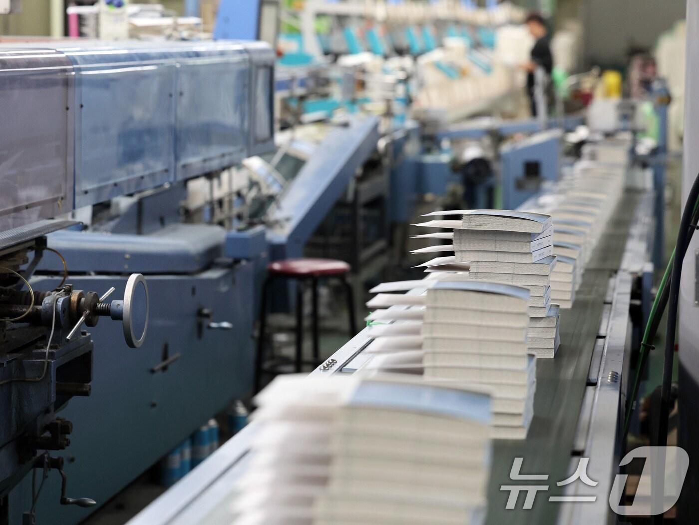 본문 이미지 - 주요 온라인·오프라인 서점에서 노벨문학상 수상 작가 한강의 책 판매량이 계속 급증하고 있는 가운데 14일 오전 경기도 파주시의 한 제본업체에서 관계자들이 제주 4.3 사건을 다룬 한강의 소설 &#39;작별하지 않는다&#39; 제본 작업을 하고 있다. 출판업계는 지난 10일 노벨문학상 수상 발표가 이후 주요 서점에서 한강 작가 책의 누적 판매는 이미 68만 부를 넘어서고 있다고 밝혔다. 2024.10.14/뉴스1 ⓒ News1 황기선 기자