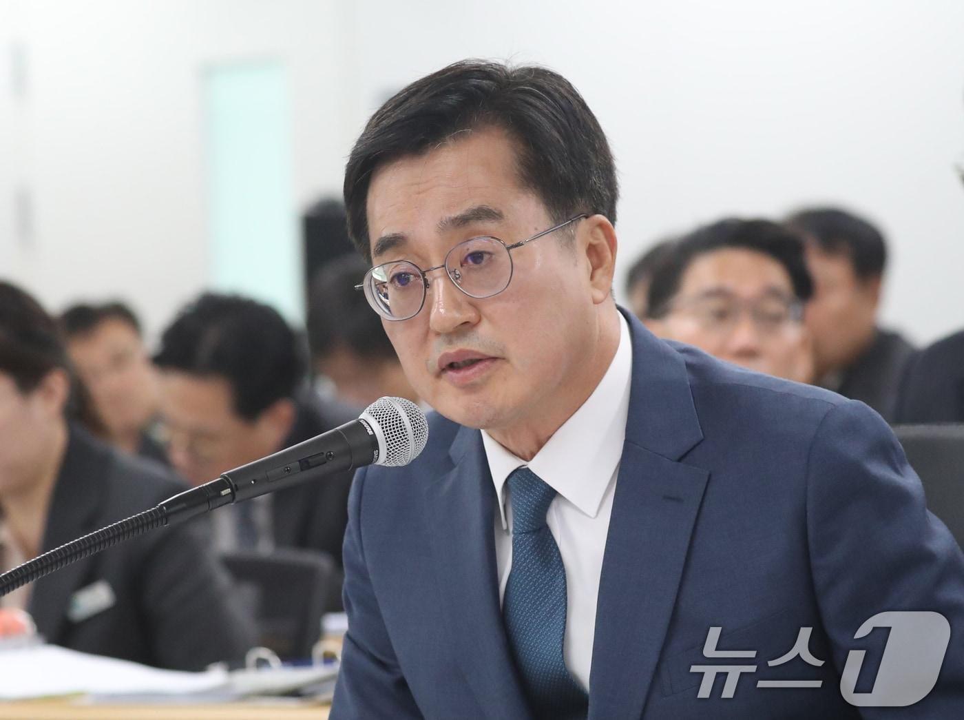 본문 이미지 - 김동연 경기도지사가 14일 오후 경기 수원시 영통구 경기도청에서 열린 국회 행정안전위원회의 경기도에 대한 국정감사에서 의원 질의에 답하고 있다. 2024.10.14/뉴스1 ⓒ News1 김영운 기자