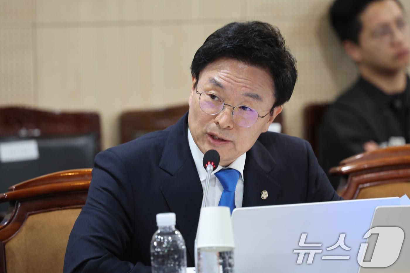 정진욱 더불어민주당의원이 지난해 10월 14일 전남 나주빛가람혁신도시 한국전력공사 본사에서 열린 산업통산자원중소벤처기업위원회 국정감사에서 원전유치 관련해 질의하고 있다. 2024.10.14/뉴스1 ⓒ News1 김태성 기자