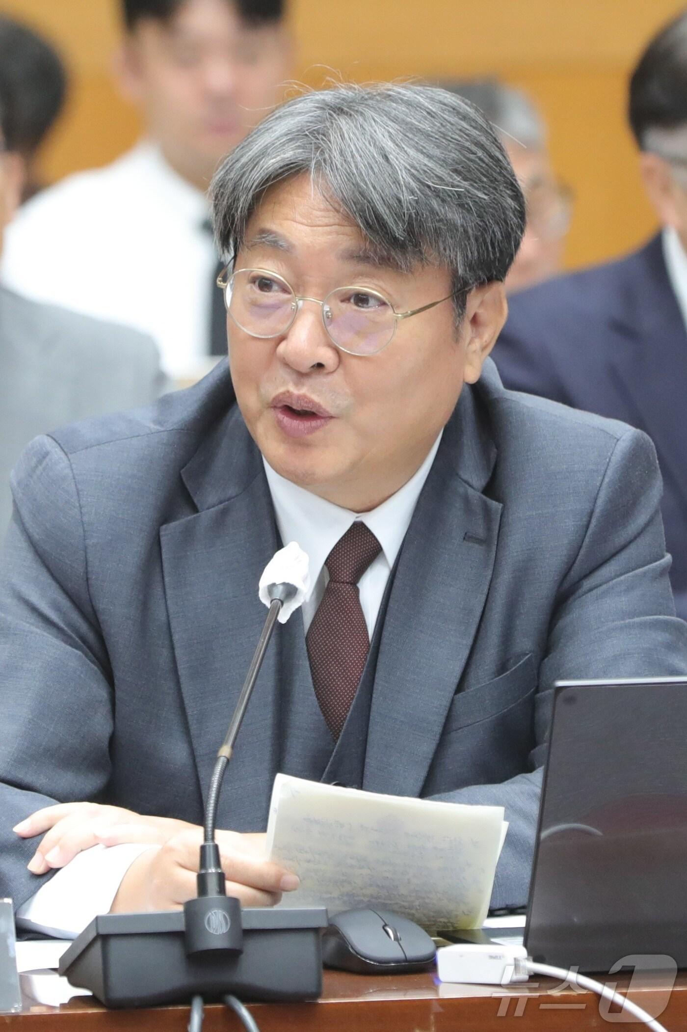 본문 이미지 - 이춘석 더불어민주당 국회의원이 14일 전북자치도 전주시 전북도청 대회의실에서 열린 국회 국토교통위원회의 전북특별자치도청에 대한 국정감사에서 질의를 하고 있다. 2024.10.14/뉴스1 ⓒ News1 유경석 기자