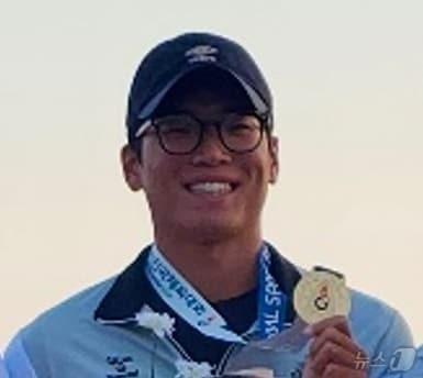 본문 이미지 - 제105회 전국체육대회 카누 종목에서 2관왕에 오른 부여고 설동우가 금메달을 들어보이고 있다. /뉴스1