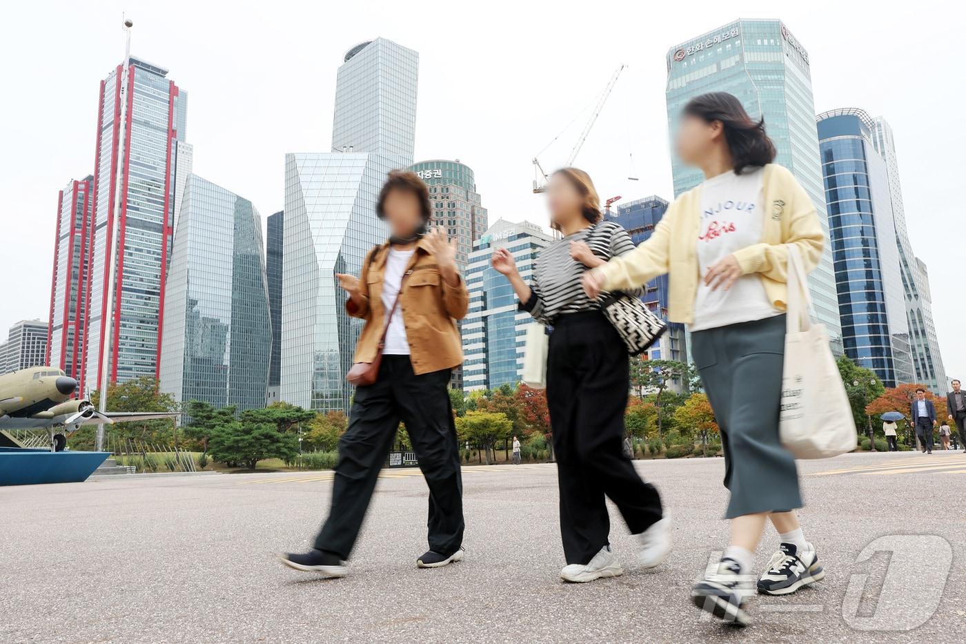 &#40;사진은 기사 내용과 무관&#41; 서울 영등포구 여의도공원에서 여성 직장인들이 점심시간을 맞아 산책을 즐기고 있다. 2024.10.14/뉴스1 ⓒ News1 민경석 기자