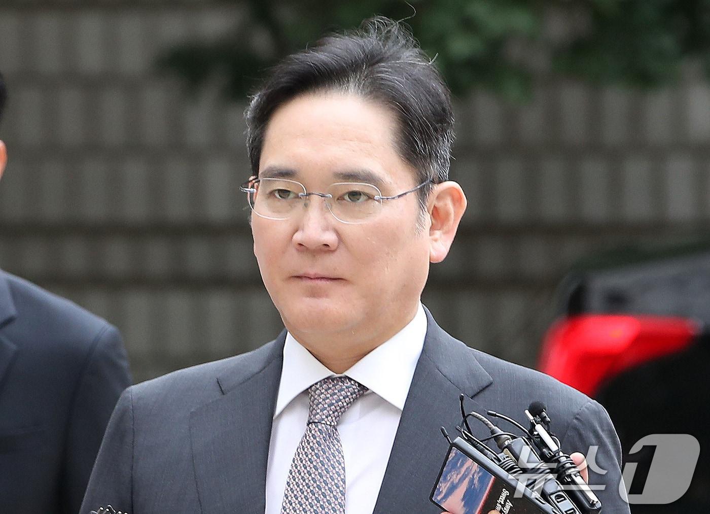 본문 이미지 - 이재용 삼성전자 회장이 14일 오후 서울 서초구 서울고등법원에서 열린 자본시장과 금융투자업에 관한 법률 위반(부정거래 행위·시세조종) 등 항소심 2심 공판에 출석하고 있다. 2024.10.14/뉴스1 ⓒ News1 임세영 기자