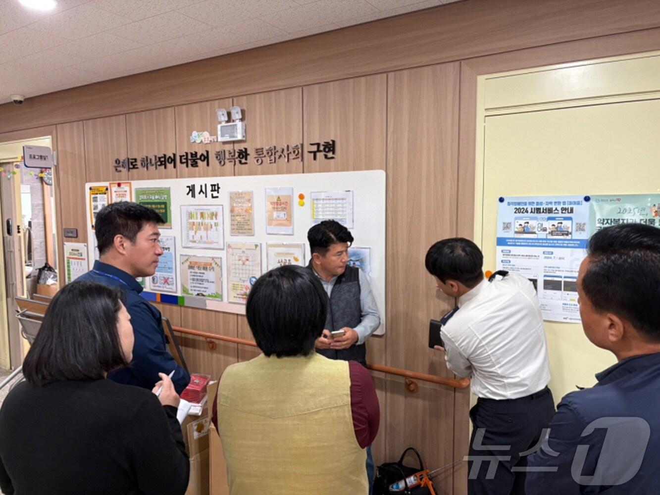 본문 이미지 - 광양시가  재난안전 취약계층 이용시설을 대상으로 화재대피용 방연마스크 4100장을 배부할 계획이다(광양시 제공)2024.10.14/