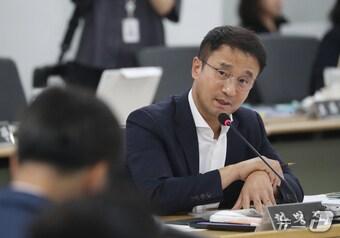 본문 이미지 - 한병도 더불어민주당 의원이 지난 14일 오후 경기 수원시 영통구 경기도청에서 열린 국회 행정안전위원회의 경기도에 대한 국정감사에서 질의를 하고 있다. 2024.10.14/뉴스1 ⓒ News1 김영운 기자