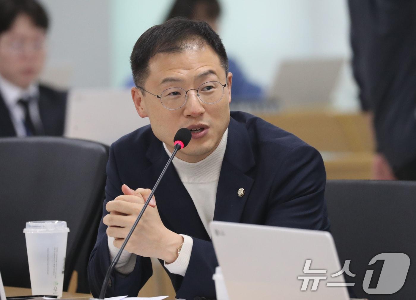 본문 이미지 - 김상욱 국민의힘 의원이 14일 오후 경기 수원시 영통구 경기도청에서 열린 국회 행정안전위원회의 경기도에 대한 국정감사에서 질의를 하고 있다. 2024.10.14/뉴스1 ⓒ News1 김영운 기자
