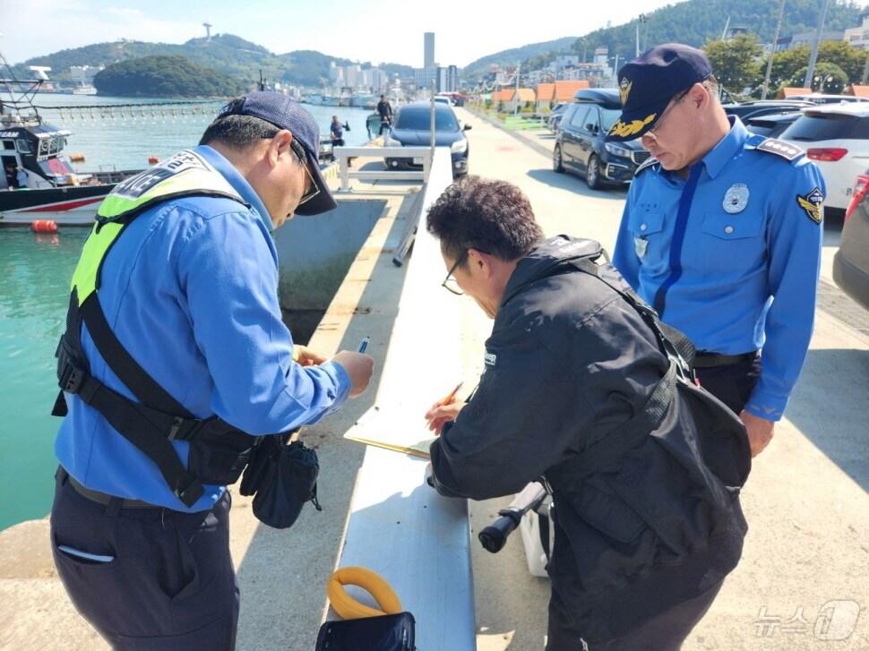 본문 이미지 - 지난 13일 완도해경이 가을철 낚시 성수기를 맞아 안전사고 선제 예방을 위한 현장점검을 실시하고 있다. (완도해경 제공)2024.10.14/뉴스1