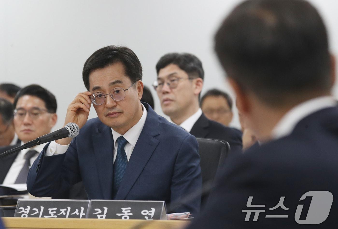 본문 이미지 - 김동연 경기도지사가 14일 오후 경기 수원시 영통구 경기도청에서 열린 국회 행정안전위원회의 경기도에 대한 국정감사에서 의원 질의를 경청하고 있다. 2024.10.14/뉴스1 ⓒ News1 김영운 기자
