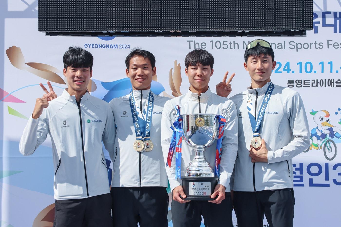 본문 이미지 - 전국체전 금메달을 수상한 계룡건설 철인3종 선수단(사진 맨 왼쪽부터 박찬욱 선수, 권민호 선수, 최규서 선수, 박상민 선수)/계룡건설 제공.