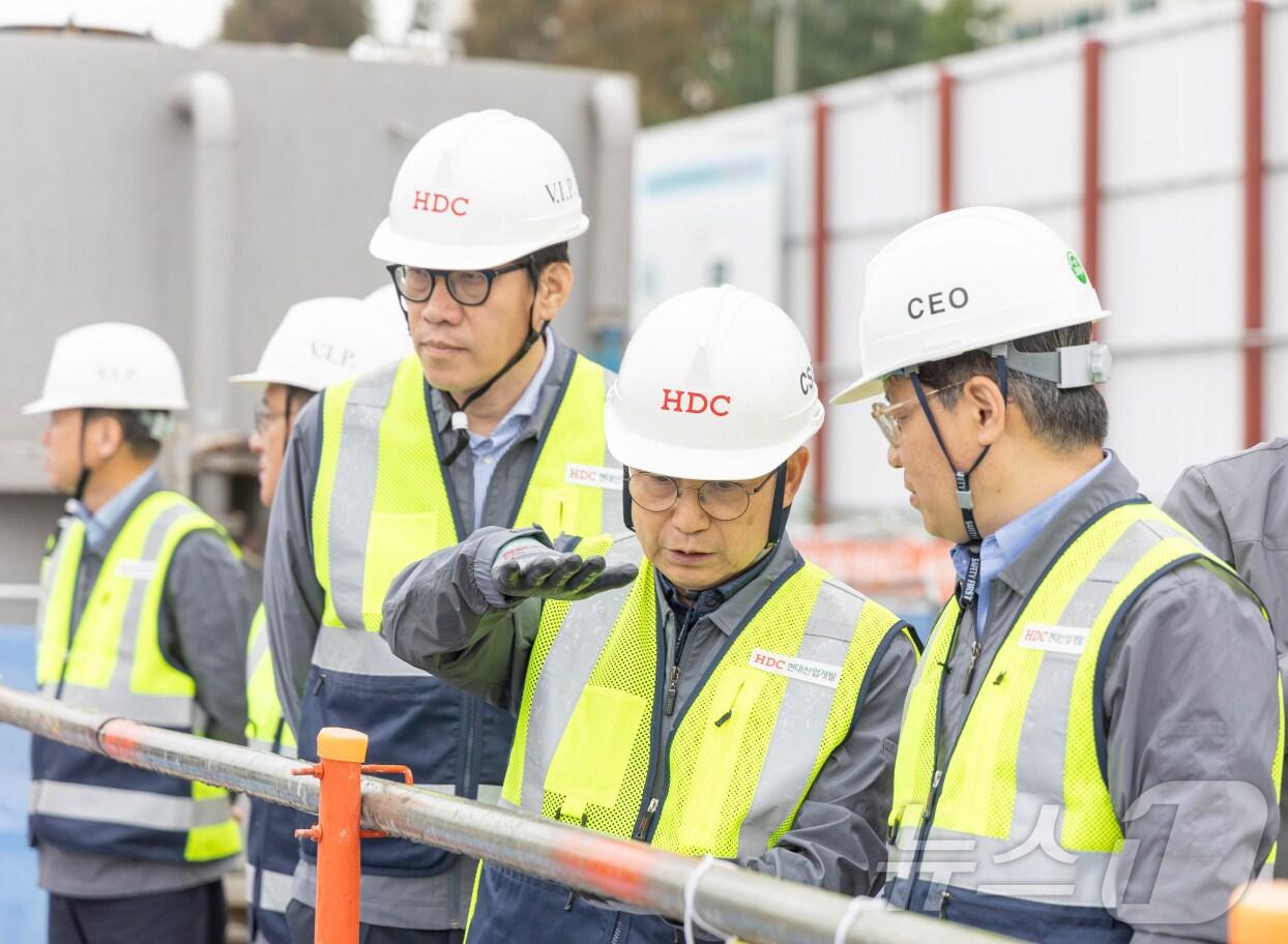 본문 이미지 - 가을철 건설 현장 사고 예방을 위한 특별안전점검을 진행하고 있는 HDC현대산업개발 경영진들.(HDC현대산업개발 제공)