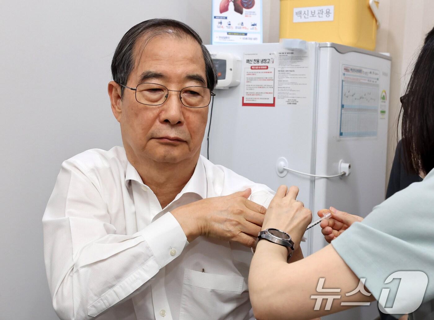 본문 이미지 - 한덕수 국무총리가 14일 오후 서울 종로구 하나로의료재단을 찾아 코로나 백신접종을 하고 있다.&#40;공동취재&#41; 2024.10.14/뉴스1 ⓒ News1 김명섭 기자