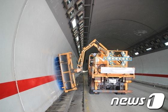 본문 이미지 -  14일 대전지방국토관리청 충주국토관리사무소는 오는 21일부터 25일까지 닷새간 터널 청소로 교통을 통제한다고 밝혔다.(자료사진)/뉴스1