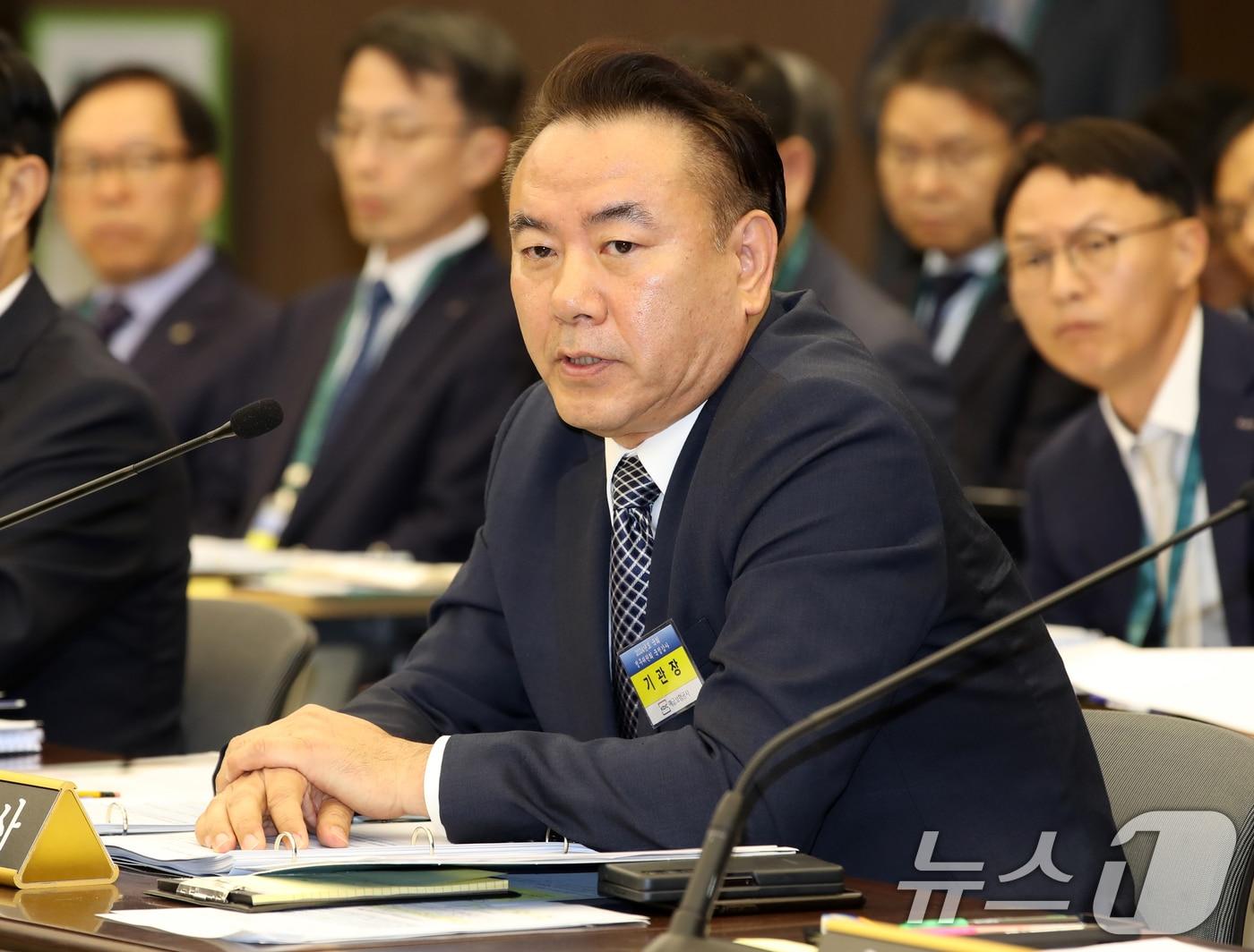 본문 이미지 - 유재훈 예금보험공사 사장이 14일 오후 부산 남구 부산국제금융센터(BIFC)에서 열린 국회 정무위원회의 예금보험공사, 한국자산관리공사, 한국주택금융공사, 신용보증기금에 대한 국정감사에서 의원 질의에 답하고 있다. 2024.10.14/뉴스1 ⓒ News1 윤일지 기자