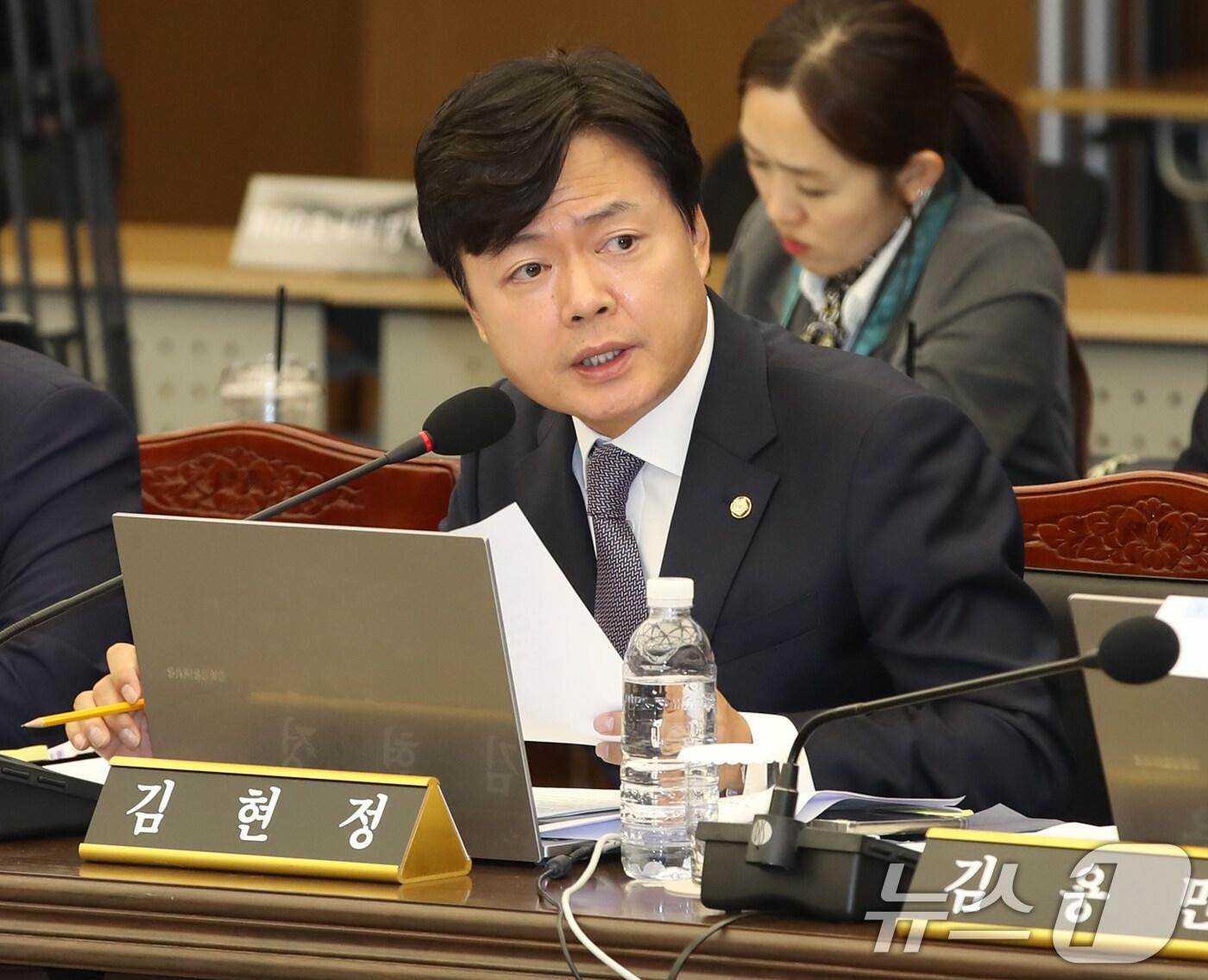 본문 이미지 - 김현정 더불어민주당 의원이 14일 오후 부산 남구 부산국제금융센터(BIFC)에서 열린 국회 정무위원회의 예금보험공사, 한국자산관리공사, 한국주택금융공사, 신용보증기금에 대한 국정감사에서 질의하고 있다. 2024.10.14/뉴스1 ⓒ News1 윤일지 기자