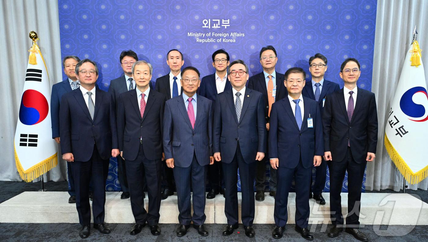 본문 이미지 - 14일 제1차 한·중 우호미래포럼을 앞두고 조태열 외교부 장관이 민관 대표단과 오찬을 가졌다. 2024.10.14. (외교부 제공)  