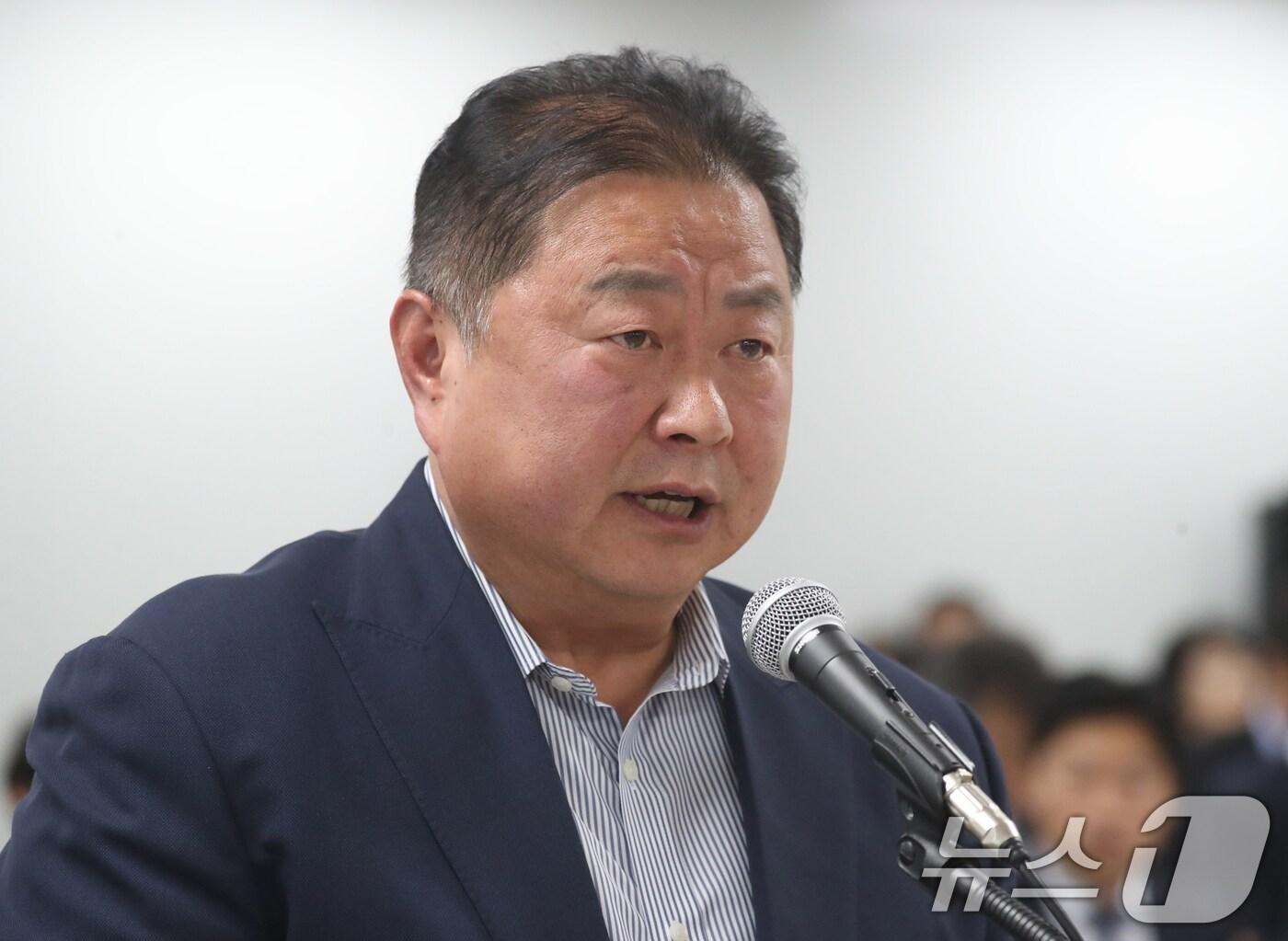 본문 이미지 - 김경일 파주시장이 14일 오후 경기 수원시 영통구 경기도청에서 열린 국회 행정안전위원회의 경기도에 대한 국정감사에서 발언을 하고 있다. 2024.10.14/뉴스1 ⓒ News1 김영운 기자