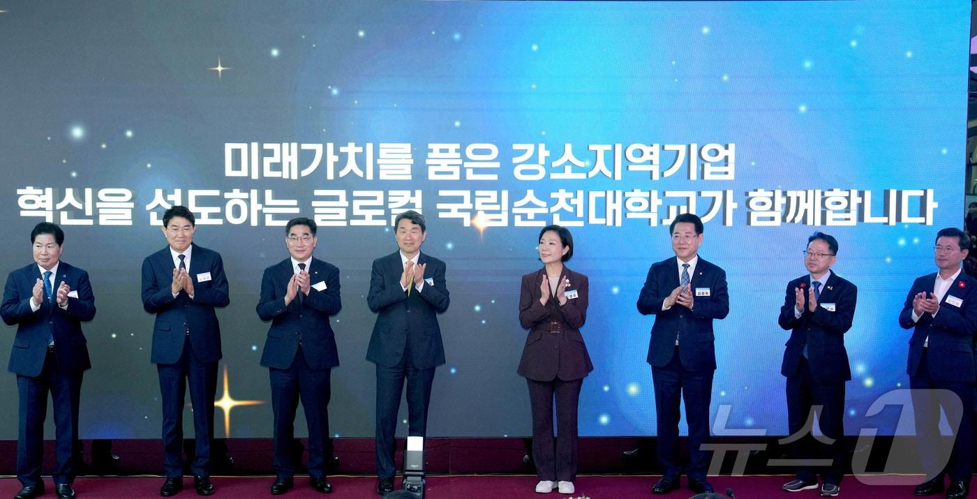 본문 이미지 - 김영록 전라남도지사와 이주호 사회부총리 겸 교육부 장관, 오영주 중소벤처기업부 장관 등이 14일 전남 순천대에서 열린 ‘순천대 글로컬대학 강소지역기업 육성 비전 선포식’에서 강소지역기업 육성 퍼포먼스를 하고 있다. (전남도 제공) 2024.10.14/뉴스1