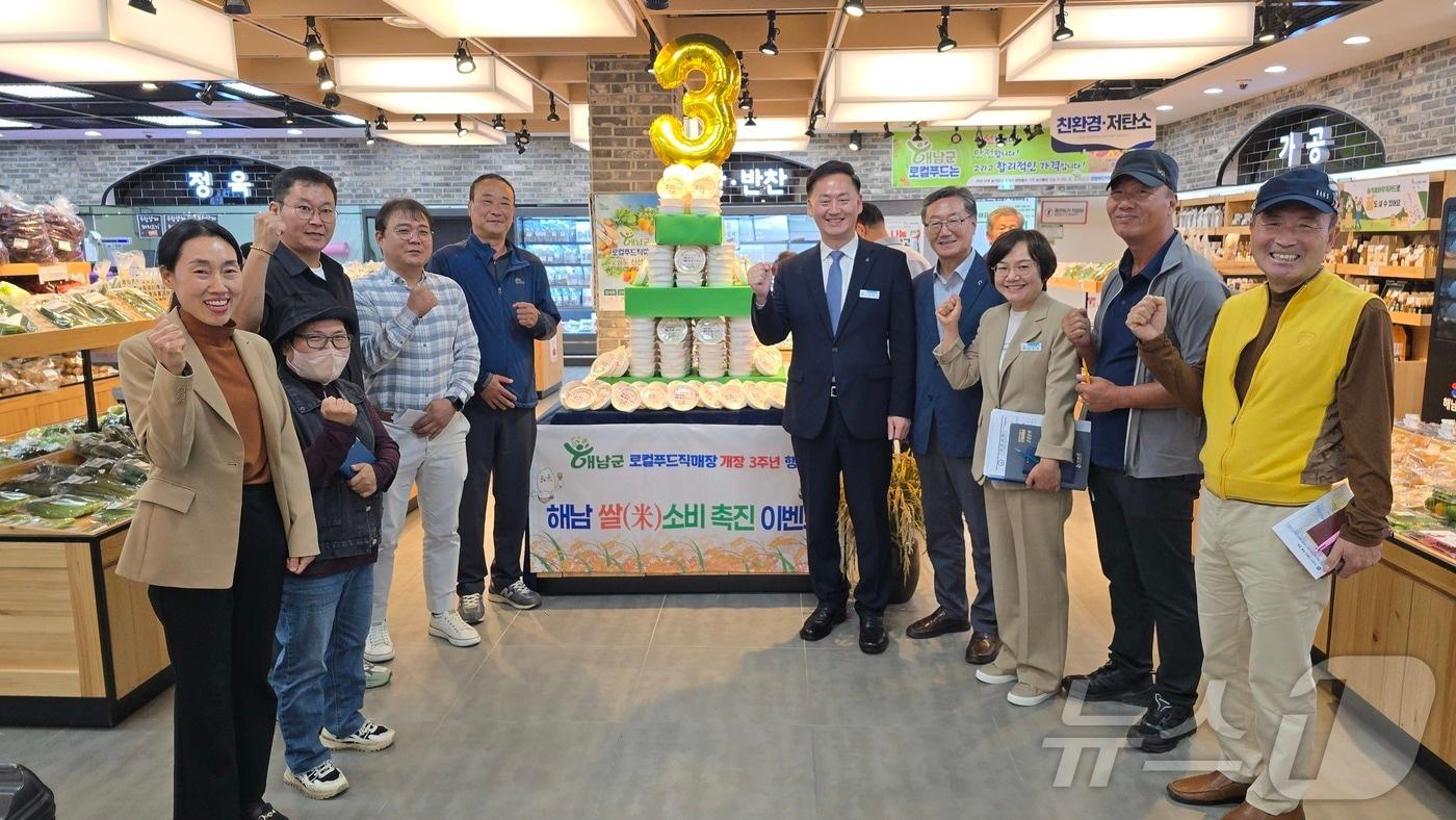 본문 이미지 - 해남로컬푸드 직매장 3주년 기념 입점농가 기념촬영 (해남군 제공)/뉴스1 