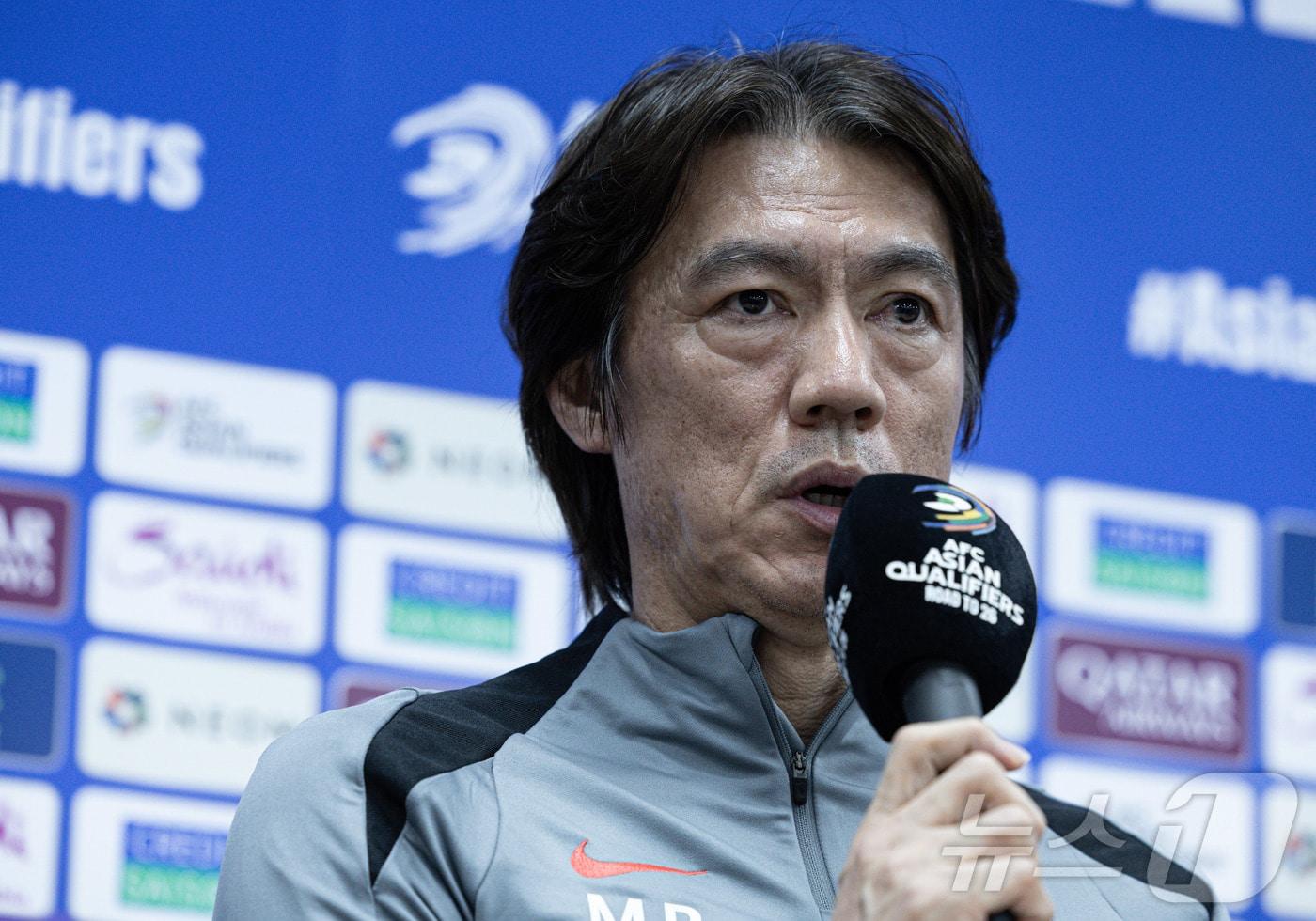 본문 이미지 - 홍명보 대한민국 축구대표팀 감독이 14일 오후 경기도 용인시 처인구 용인미르스타디움에서 2026 국제축구연맹(FIFA) 북중미 월드컵 아시아 3차 예선 경기를 앞두고 열린 공식 기자회견에서 각오를 밝히고 있다. 축구대표팀은 오는 15일 이라크와 경기를 치른다. 2024.10.14/뉴스1 ⓒ News1 이재명 기자