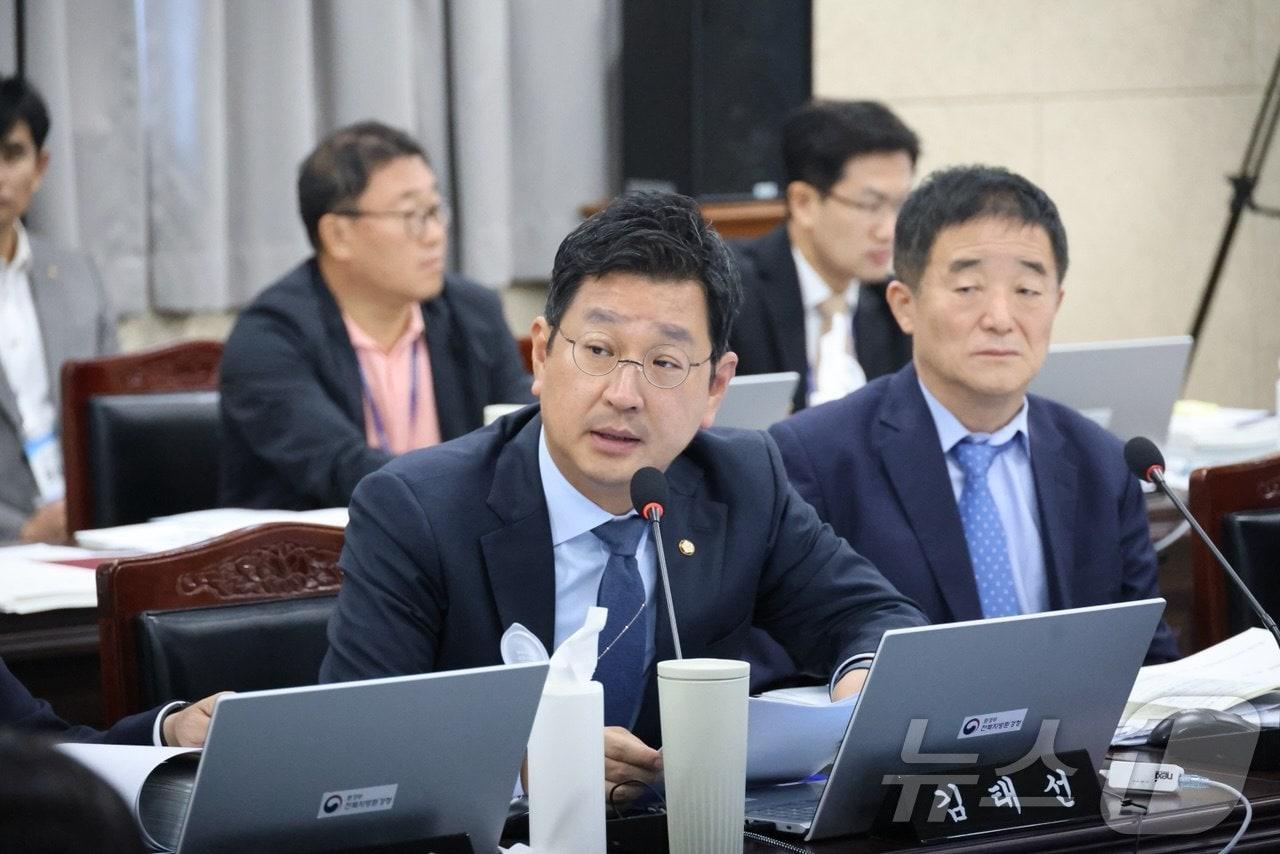 본문 이미지 - 국회 환경노동위원회 소속 김태선 더불어민주당 의원(울산 동구)은 14일 낙동강유역환경청 등에 대한 국정감사에서 울산의 주요 식수원인 회야호와 사연호의 녹조 문제를 제기했다.(김태선 의원실 제공)