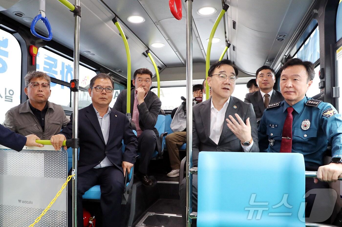 하승철 하동군수가 읍내순환 자율주행 셔틀버스에 직접 시승해 운행 점검을 하고 있다.(하동군 제공)