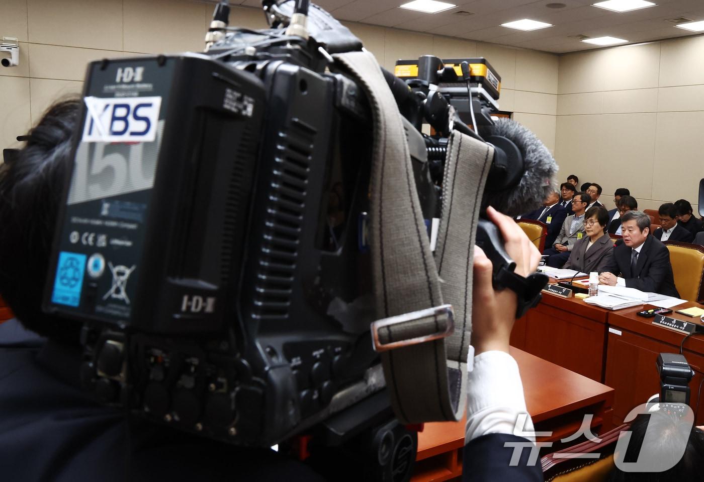 박민 한국방송공사 사장(오른쪽)이 14일 오후 서울 여의도 과학기술정보방송통신위원회에서 열린 한국방송공사(KBS)·한국교육방송공사(EBS)·방송문화진흥회에 대한 국정감사에서 질의에 답변하고 있다. 2024.10.14/뉴스1 ⓒ News1 김민지 기자