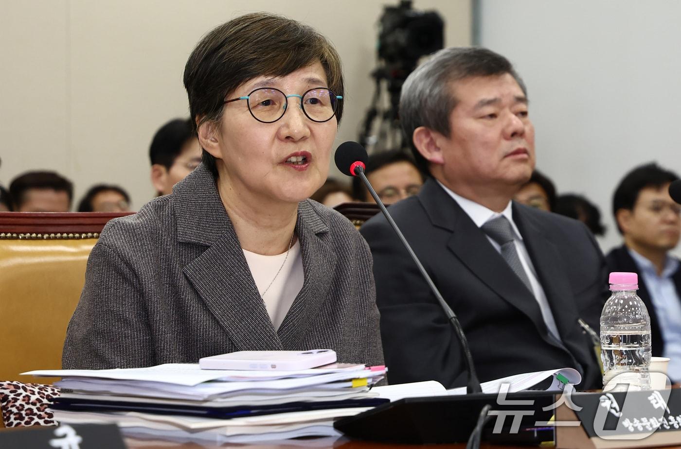 권태선 방송문화진흥회 이사장(왼쪽부터), 박민 한국방송공사 사장, 김유열 한국교육방송공사 사장이 14일 오후 서울 여의도 과학기술정보방송통신위원회에서 열린 한국방송공사(KBS)·한국교육방송공사(EBS)·방송문화진흥회에 대한 국정감사에 출석, 의원 질의에 답변하고 있다. 오른쪽은 박민 KBS 사장. 2024.10.14/뉴스1 ⓒ News1 김민지 기자