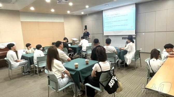 본문 이미지 - 16일과 17일 양일 간 부안관광호텔에서 ‘제1회 전북특별자치도 부안 브리지 팀 토너먼트 전국대회’가 개최된다. 사진은 브리지 종목에 대한 교육장면,(전북브리지협회 제공)/뉴스1