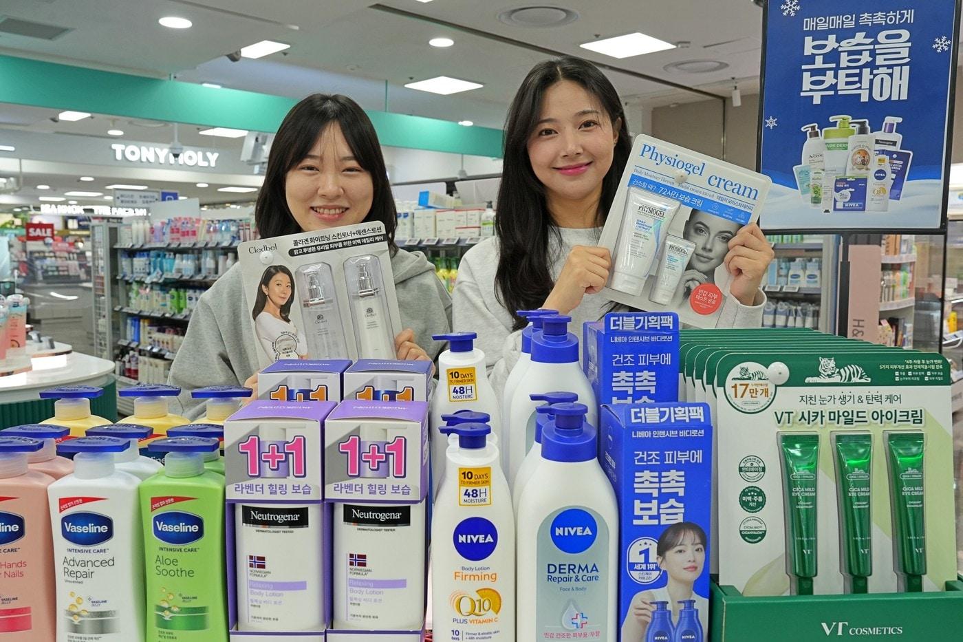 롯데마트 제타플렉스 잠실점에서 보습 제품을 홍보하고 있는 (왼쪽)이지현, 조소은 MD(롯데마트 제공).