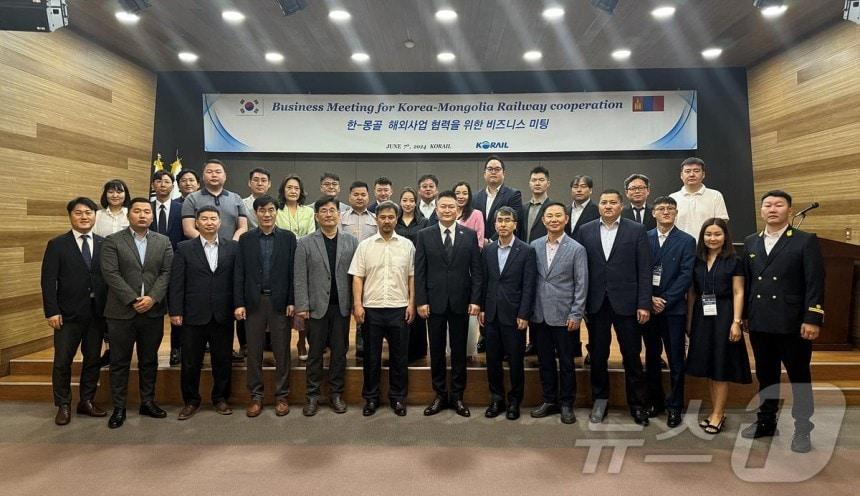 본문 이미지 - 지난 6월 '한-몽골 해외사업 협력을 위한 비즈니스 미팅' 후 기념촬영하고 있다. (코레일 제공)/뉴스1