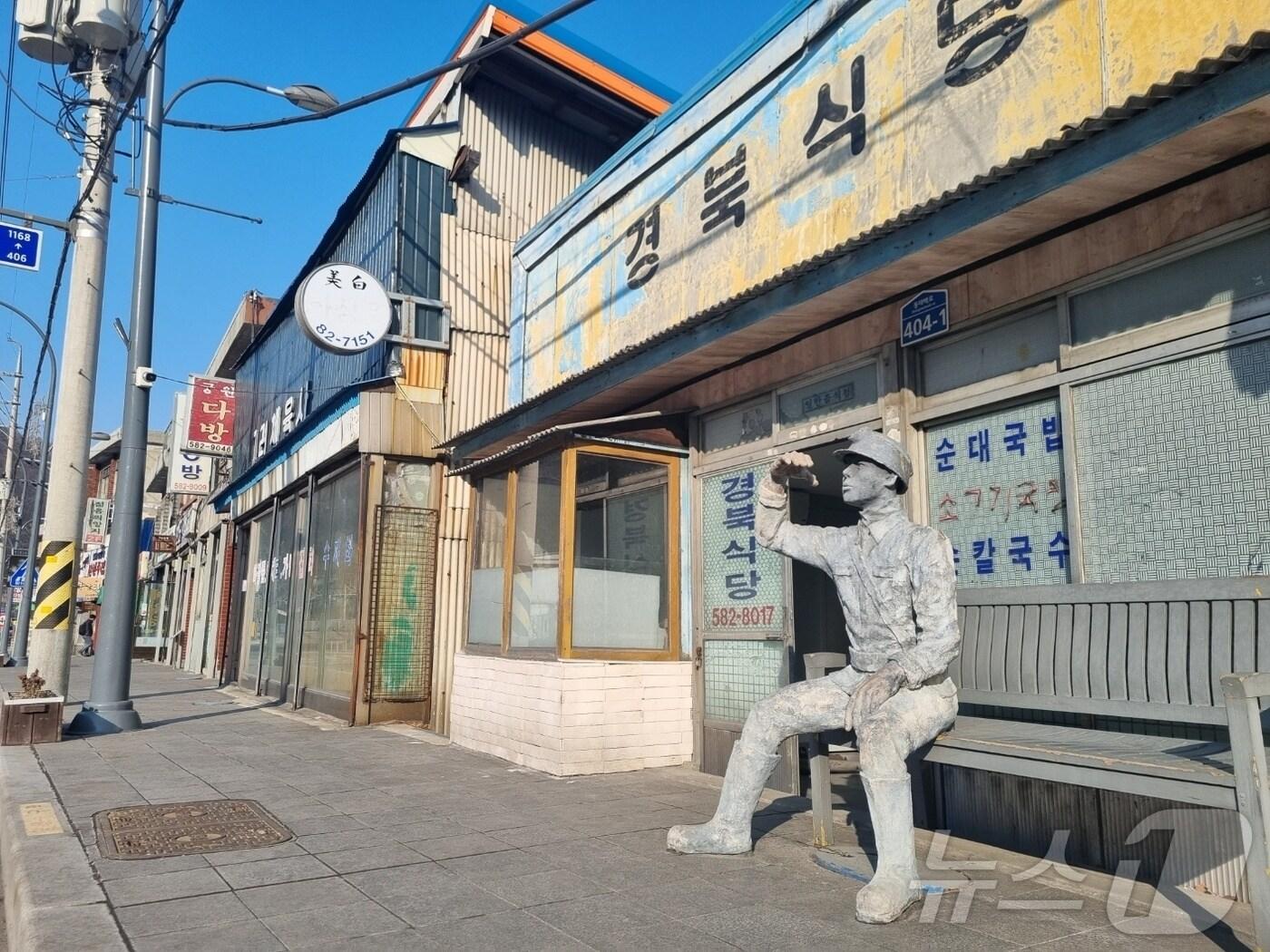 본문 이미지 - 석탄산업 활황기 인구만 4만명이 넘었던 강원 태백 철암동, 현재는 광부와 상인들이 모두 떠나고 당시를 느낄 수 있는 빈 상점들만 남아 마을 전체가 거대한 근현대사 박물관으로 변해 있다. 2023.2.28/뉴스1 윤왕근 기자