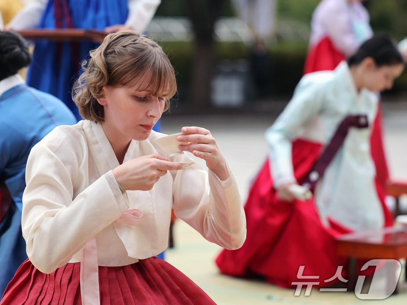 본문 이미지 - 한복을 입은 외국인이 문화 체험을 하는 모습. ⓒ News1 황기선 기자