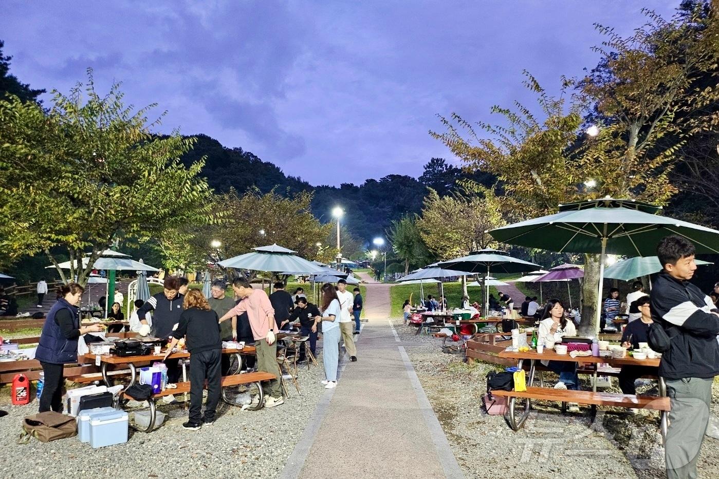 본문 이미지 - 14일 울산남구도시관리공단에 따르면 지난 7일 문수힐링피크닉장의 기존 테이블이 낡고 훼손이 심해 새로운 테이블로 교체됐다.(울산 남구 제공)