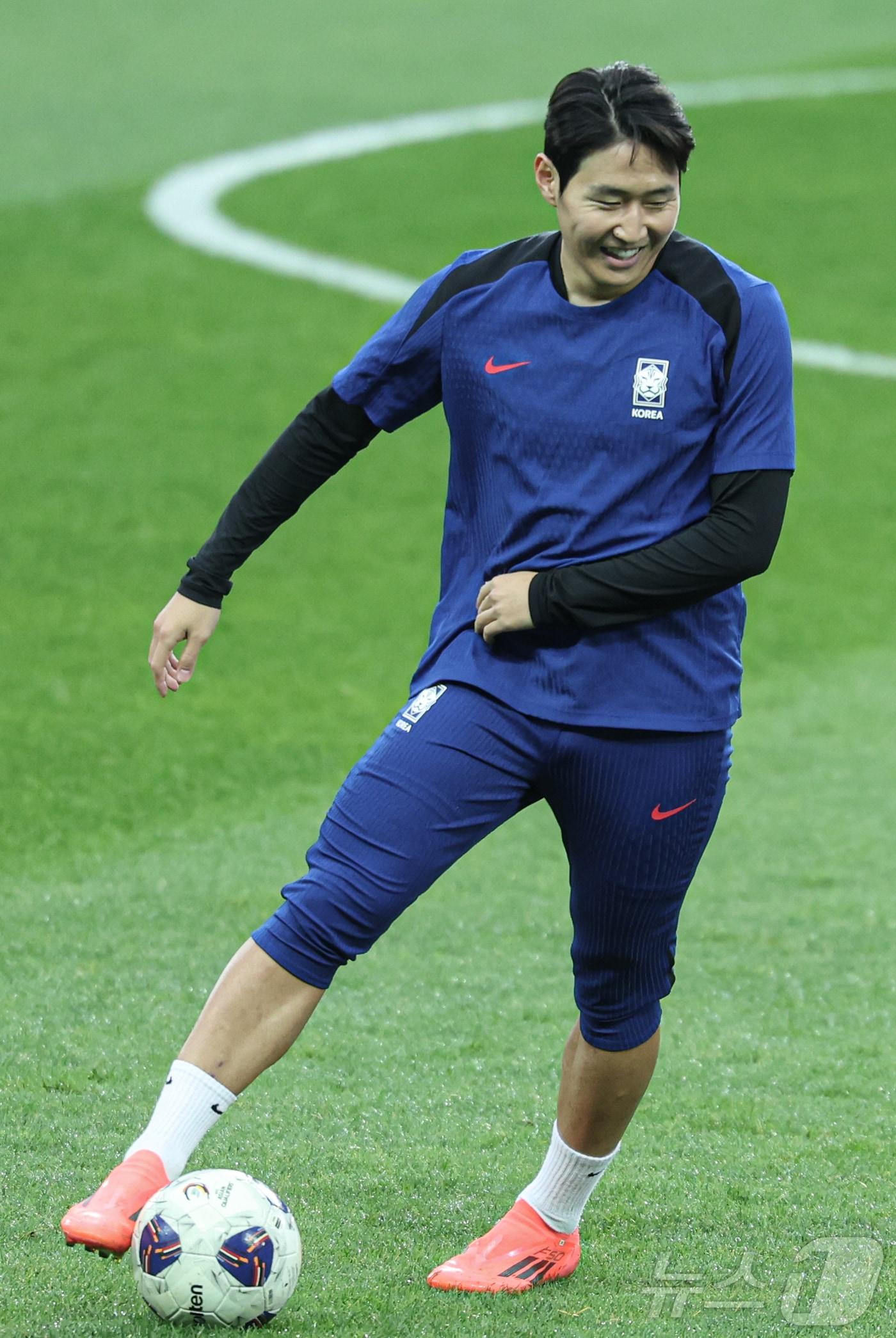 본문 이미지 - 대한민국 축구대표팀 이강인이 14일 오후 경기도 용인시 처인구 용인미르스타디움에서 2026 국제축구연맹(FIFA) 북중미 월드컵 아시아 3차 예선 이라크와의 경기를 앞두고 훈련을 하고 있다. 2024.10.14/뉴스1 ⓒ News1 이재명 기자