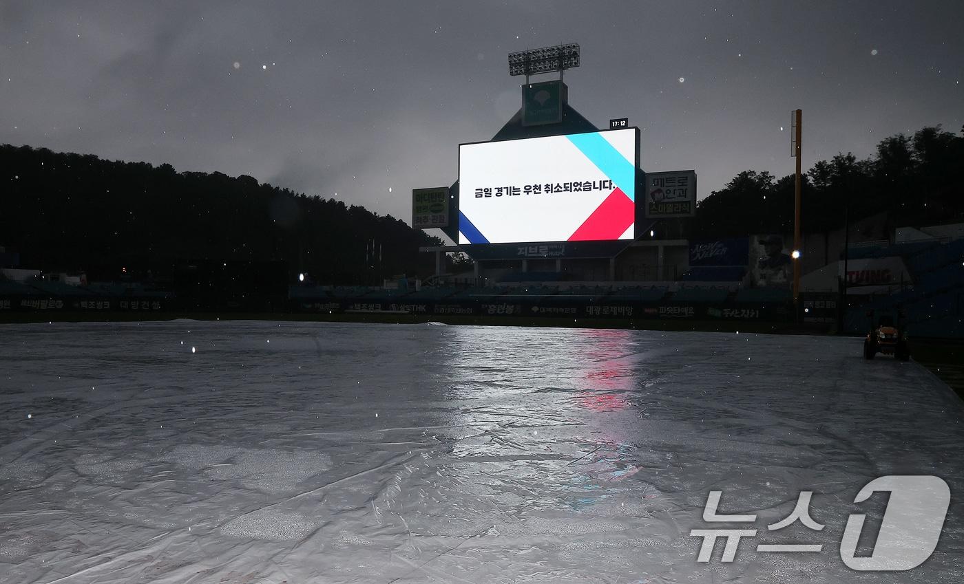 14일 오후 대구 삼성라이온즈파크 전광판에 프로야구 '2024 신한 SOL 뱅크 KBO 포스트시즌' 플레이오프 2차전 LG 트윈스와 삼성 라이온즈의 경기 우천 취소 안내문이 송출되고 있다. 2024.10.14/뉴스1 ⓒ News1 김진환 기자