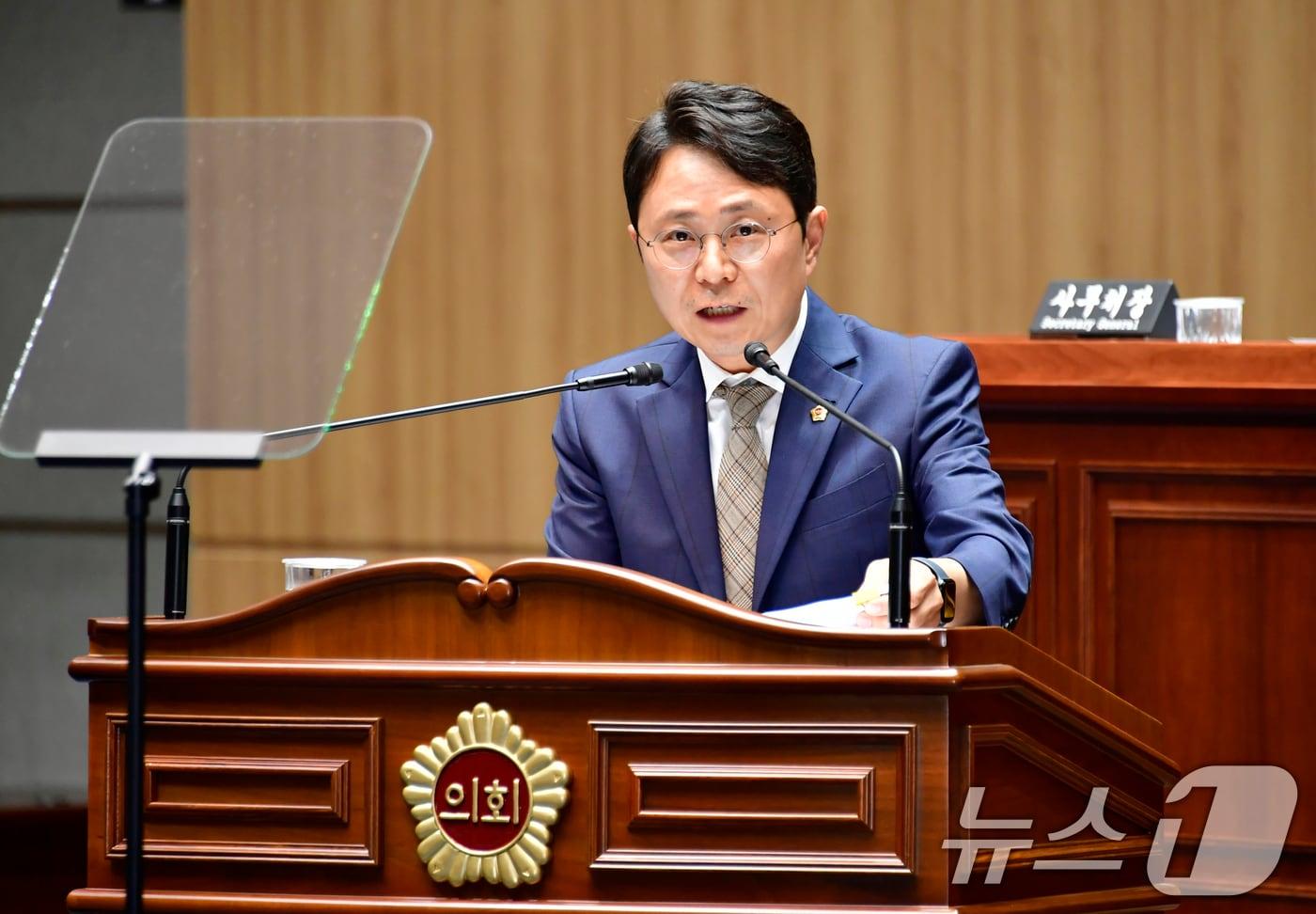 박수기 광주시의원이 14일 광주시 교육청 시정질문에서 '교원 정원 감축 대책' 마련을 촉구하고 있다.(광주시의회 제공)2024 