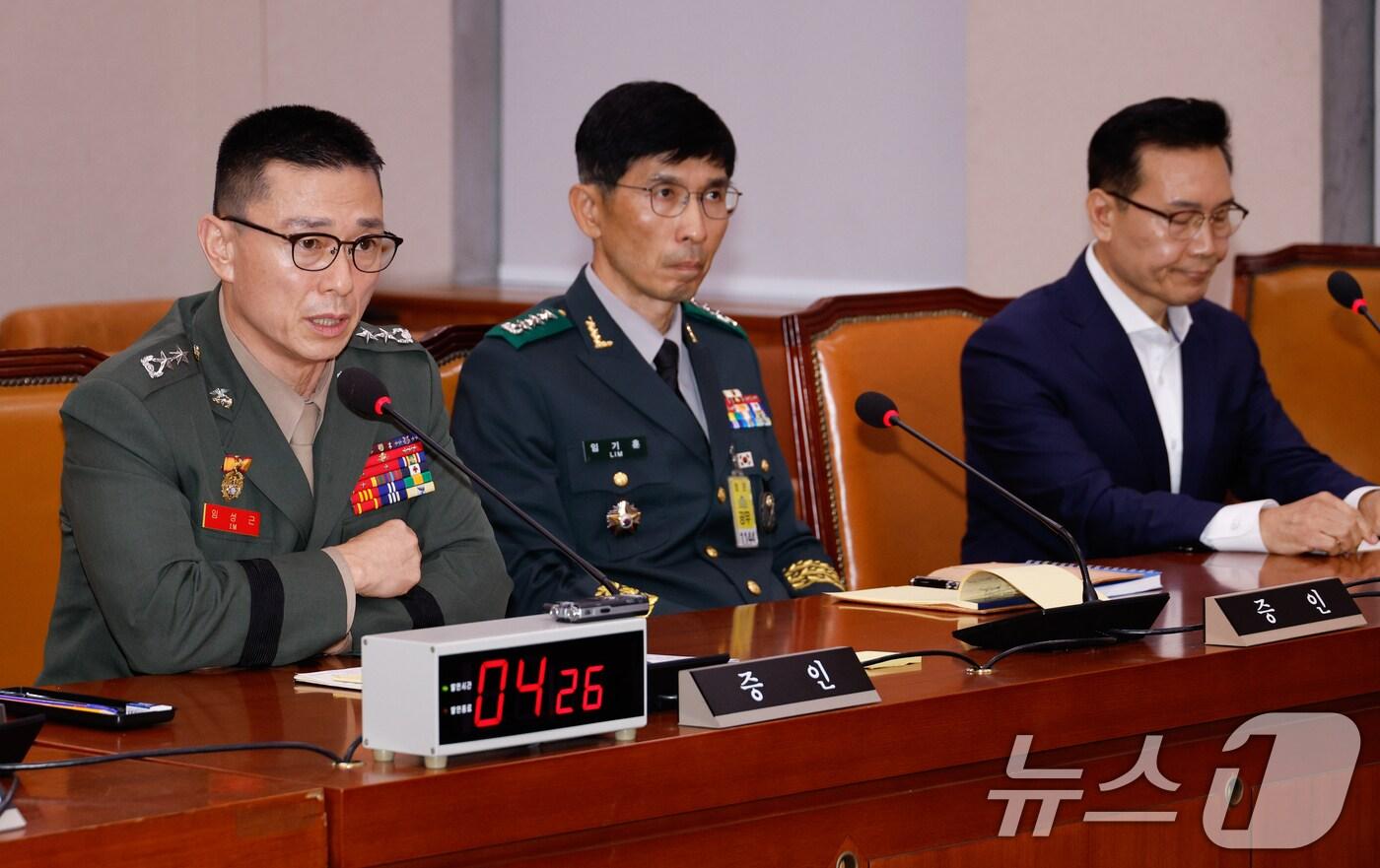 임성근 전 해병대 1사단장이 14일 오후 서울 여의도 국회 법제사법위원회에서 열린 고위공직자범죄수사처 국정감사에서 의원 질의에 답하고 있다. 왼쪽부터 임 전 사단장, 임기훈 국방대 총장, &#39;멋쟁해병&#39; 카톡방 멤버이자 대통령경호처 출신 송호종 씨. 2024.10.14/뉴스1 ⓒ News1 안은나 기자