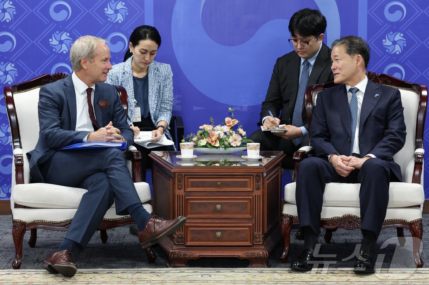 김영호 통일부 장관이 14일 정부서울청사집무실에서 올로프 스쿡 유럽연합 인권특별대표와 접견했다. (통일부 제공)